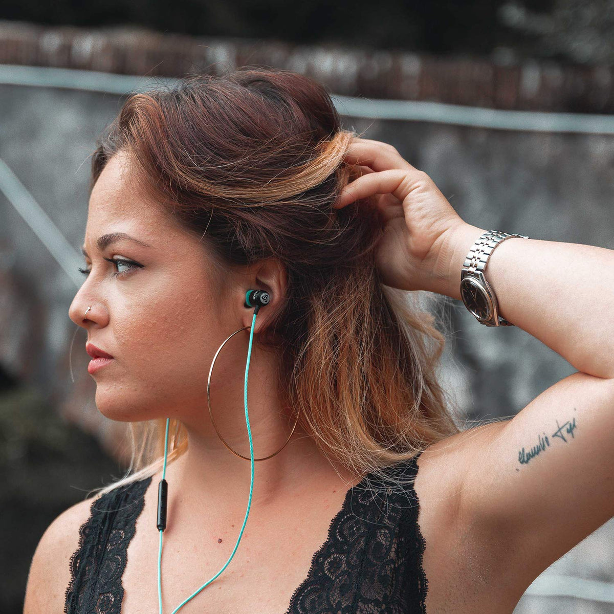 LUDOS Clamor braided-cable reduces tangles for everyday use.