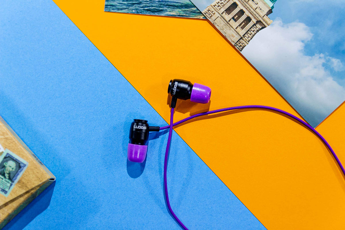 LUDOS Clamor braided cable reducing tangles for reliable everyday use.