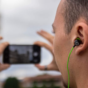LUDOS Clamor Earbuds green with microphone and single-button control for calls