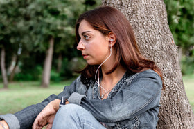 LUDOS Clamor with microphone close-up highlights hands-free calls and crisp audio