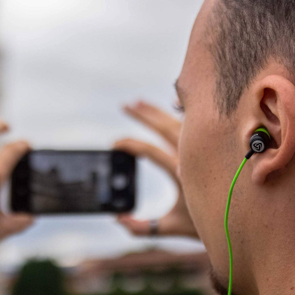 LUDOS Clamor USB-C plug and reinforced cable detail for long-lasting durability