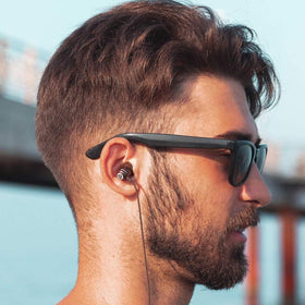 LUDOS Clamor USB-C plug connected to phone for reliable audio
