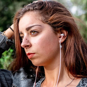 LUDOS earbuds used on commute illustrating reliable sound and hands-free calls