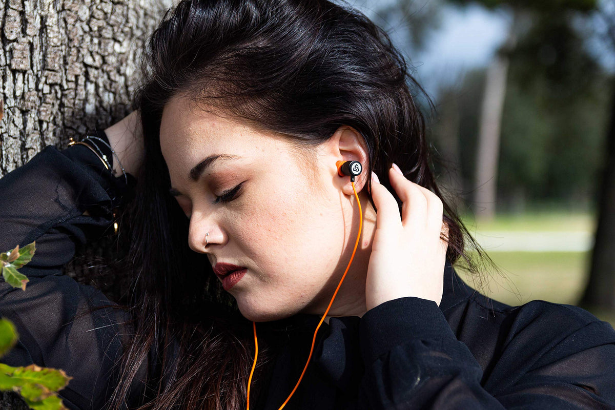 LUDOS Memory foam tips improving comfort during long listening sessions.
