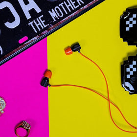 LUDOS earbuds worn by commuter demonstrating hands‑free listening and reliable sound