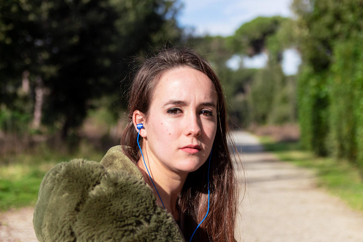 LUDOS Ultra wired earbuds blue mic control for easy call handling.