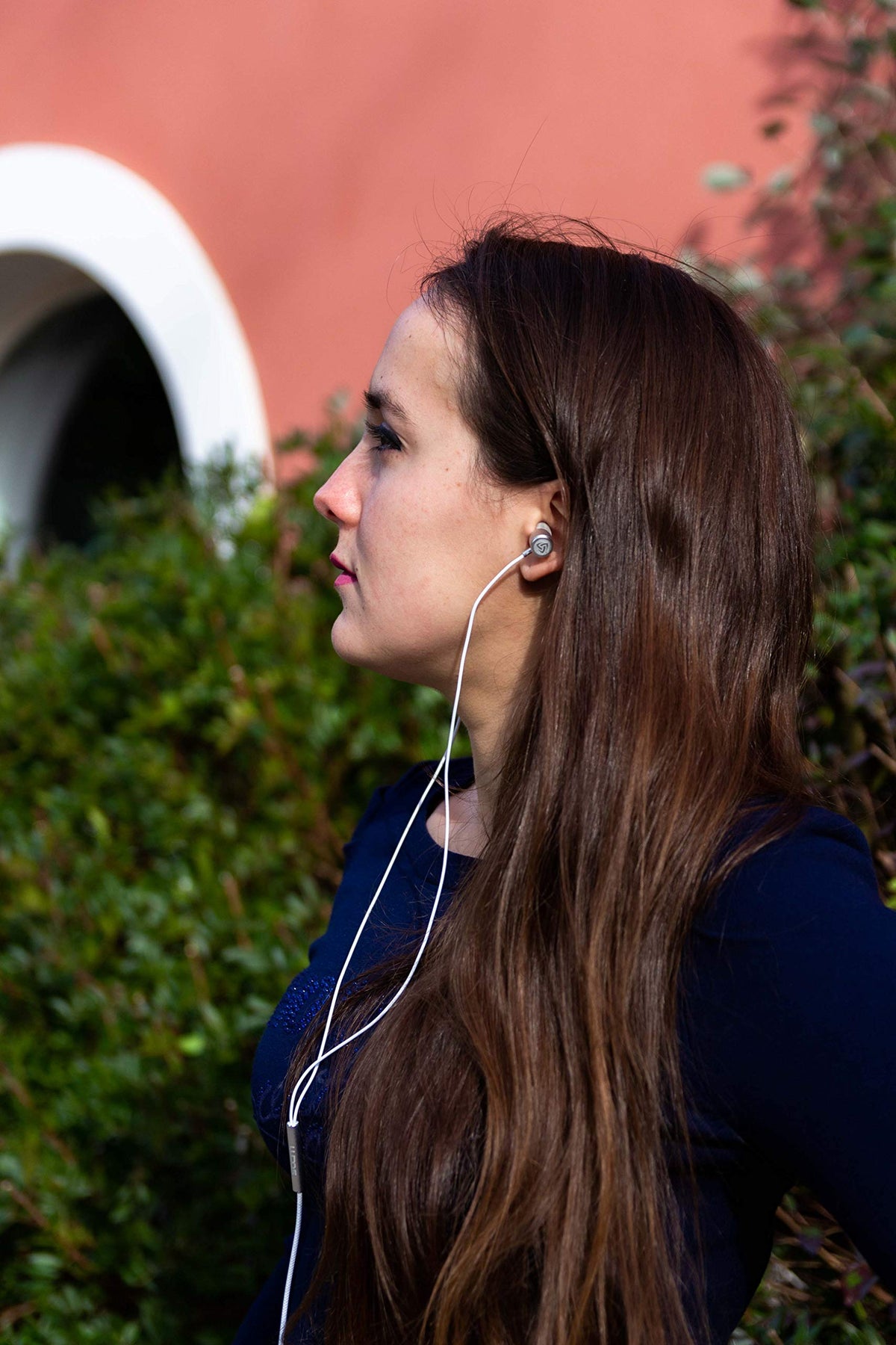 LUDOS Ultra Wired Earbuds built-in microphone enables hands-free calls.
