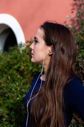 LUDOS Ultra Wired Earbuds built-in microphone enables hands-free calls.