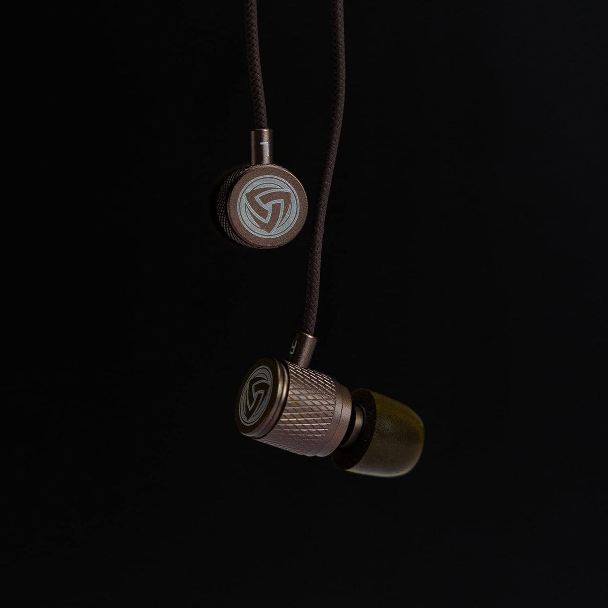 LUDOS Ultra wired earbuds microphone close-up with built-in mic for calls.