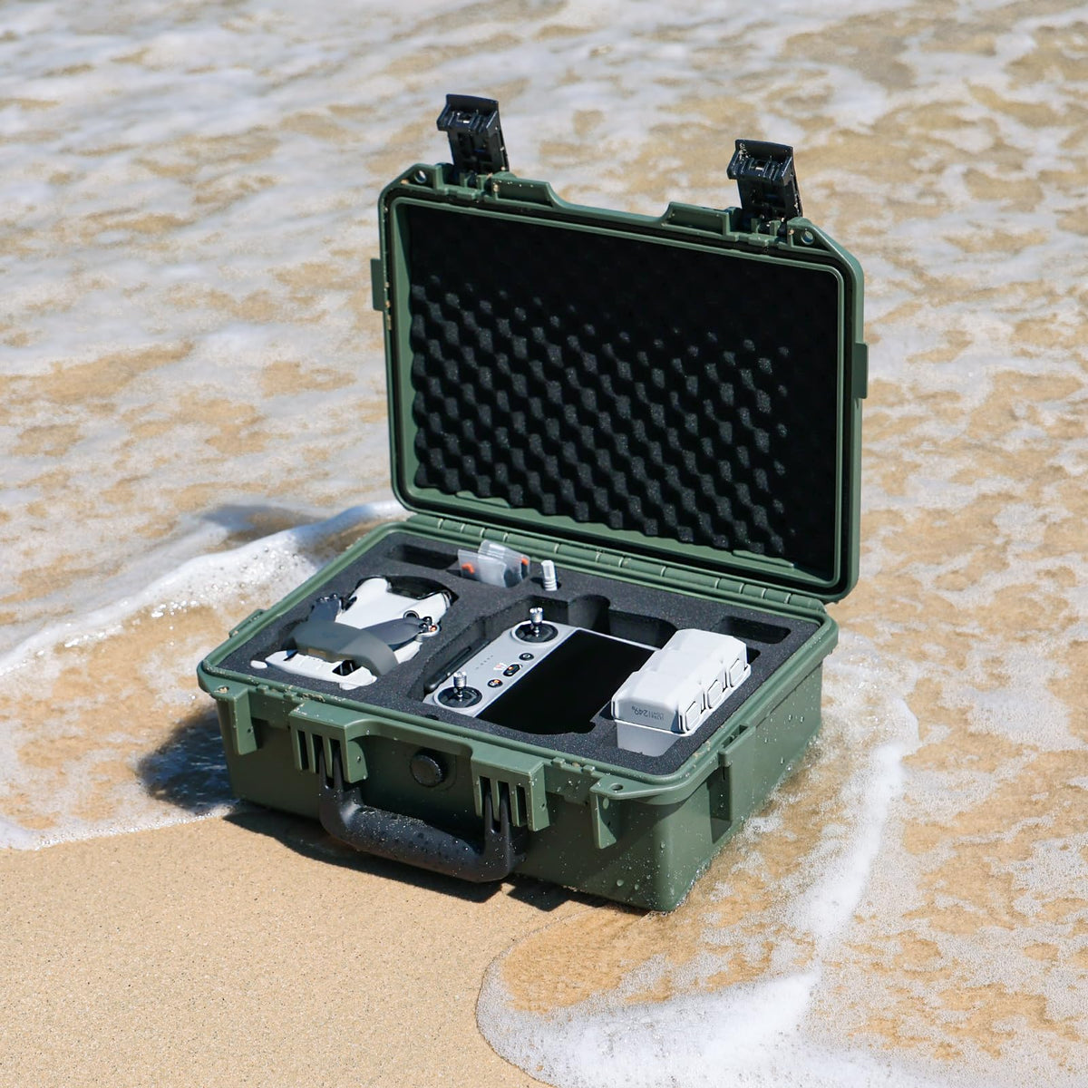 Lykus Titan MM410 scale with hands showing compact size and lightweight portability for pilots