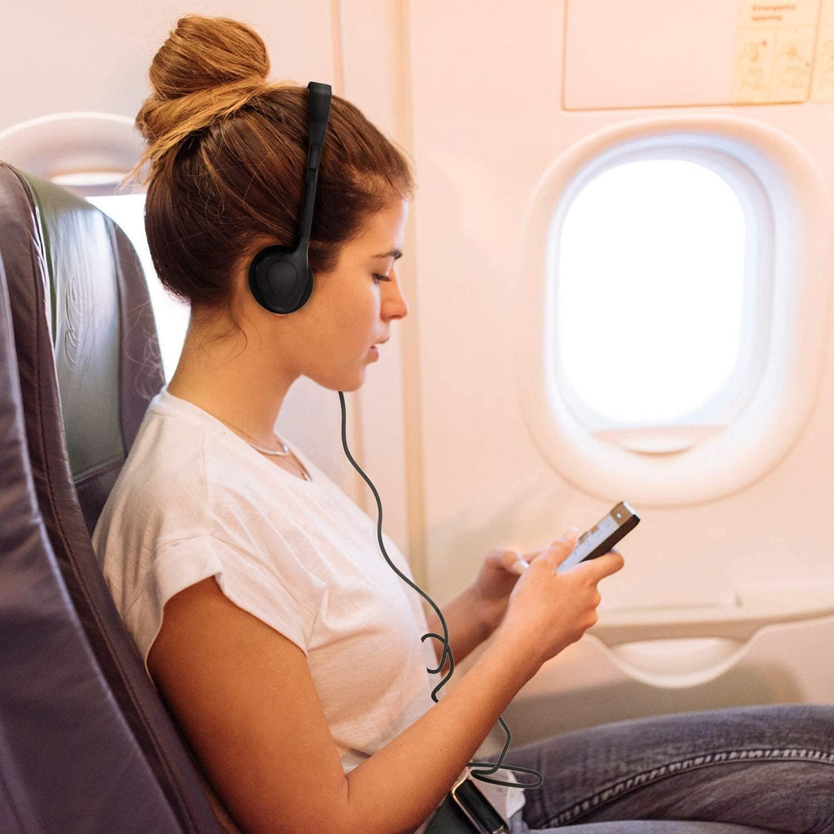 Maeline on-ear headphones with retractable headband for comfortable all-day wear.