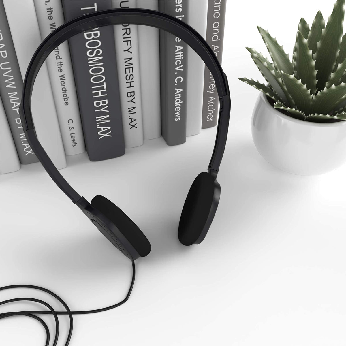 Maeline retractable headband adapts to any head size for extended wear.