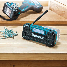Makita RM02 lightweight design at 1.7 lbs eases transport.