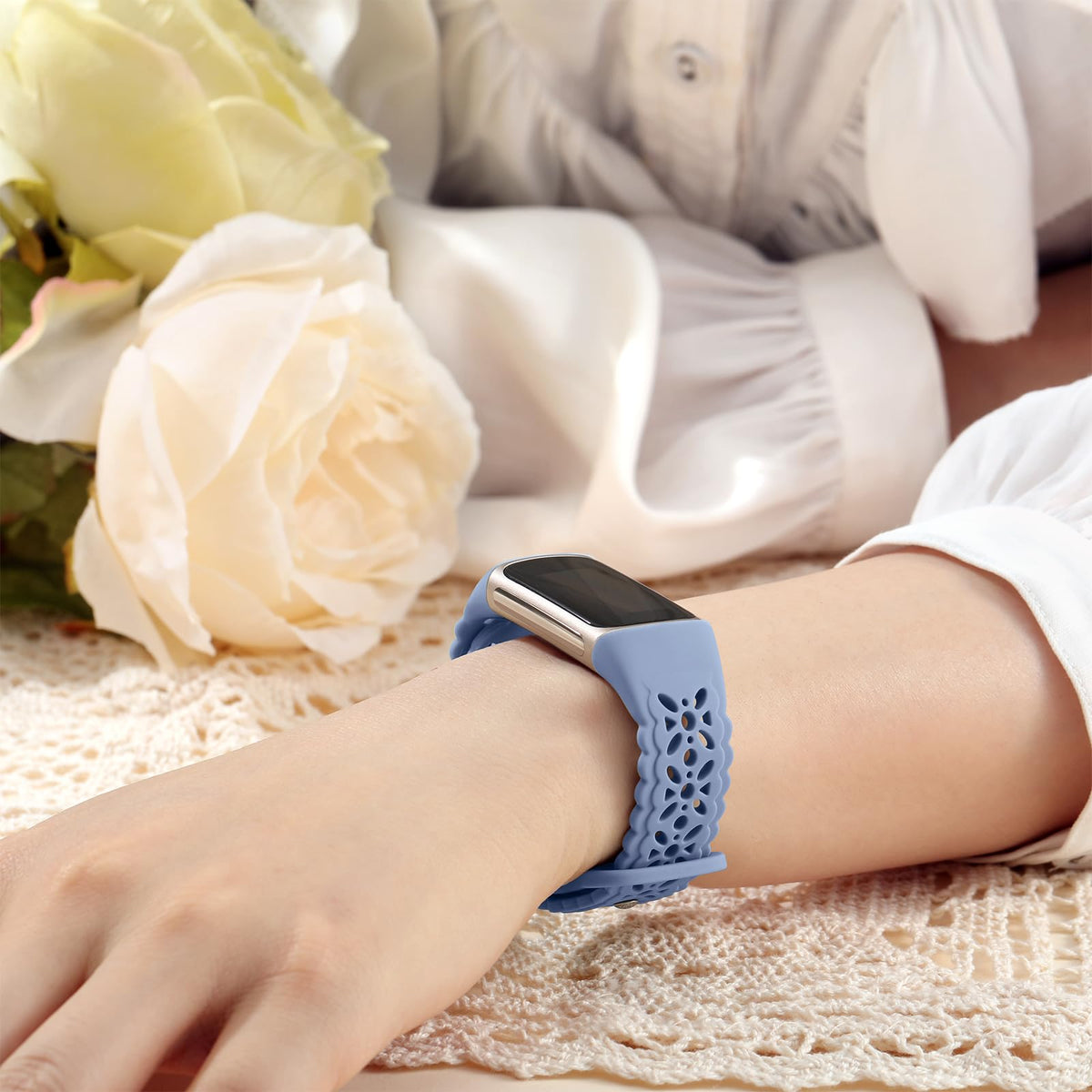 Maledan loop and buckle closure ensure easy on-off with Fitbit Charge 6