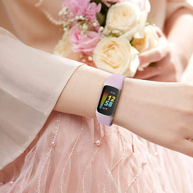 Maledan quick-install strap demonstrates one-handed change on the go