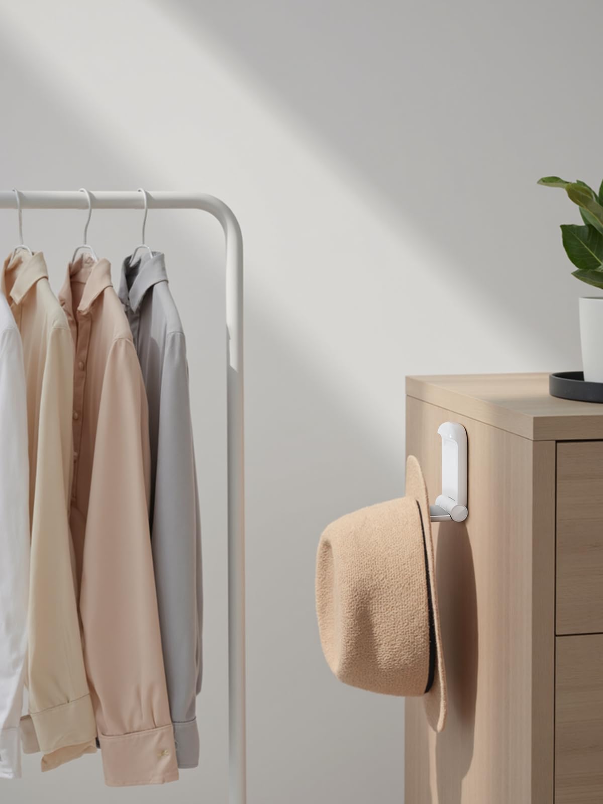 MANMUVIMO Headphone Stand magnetic fold allows quick collapse