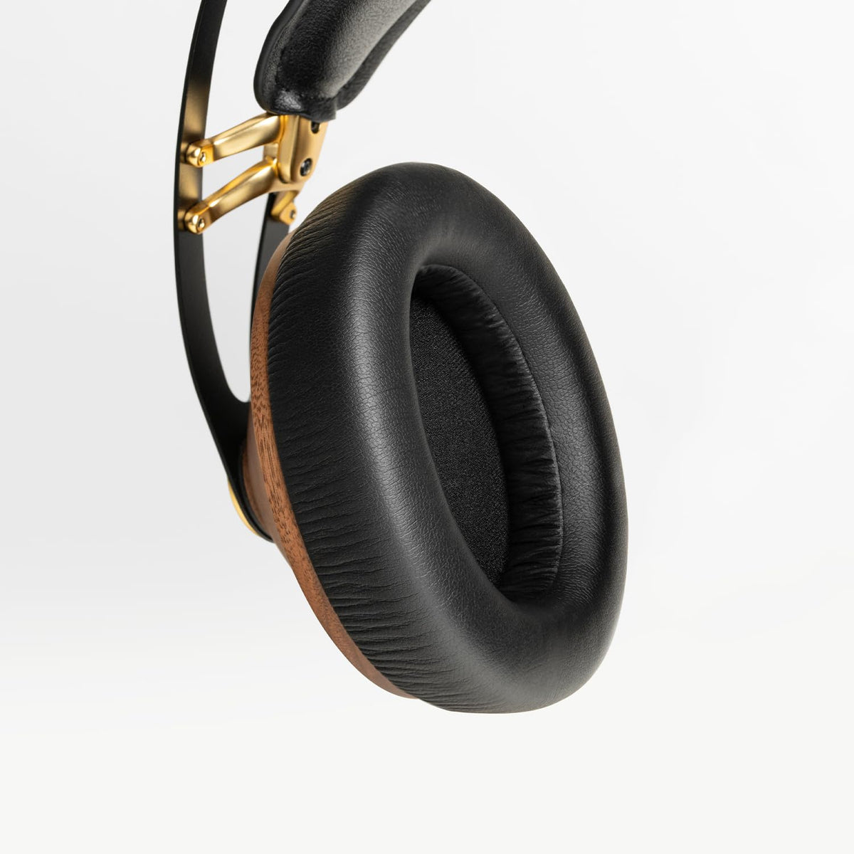 MEZE AUDIO memory foam earpads cushion ears for long listening sessions.