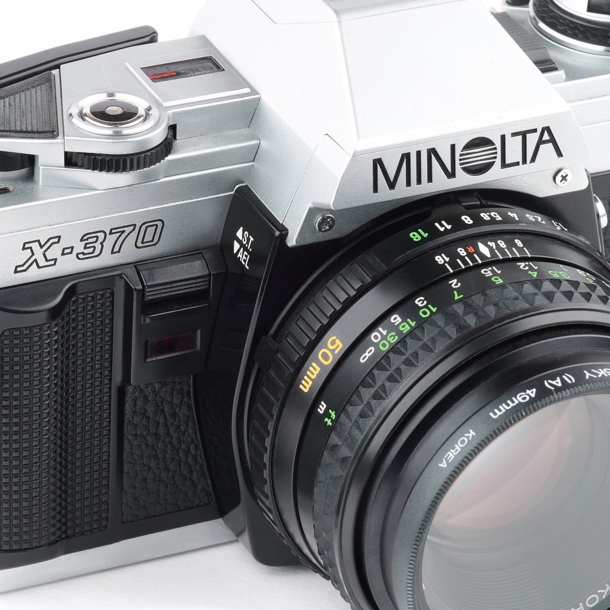 Minolta X-370 in-hand use illustrates ergonomic grip for extended sessions.
