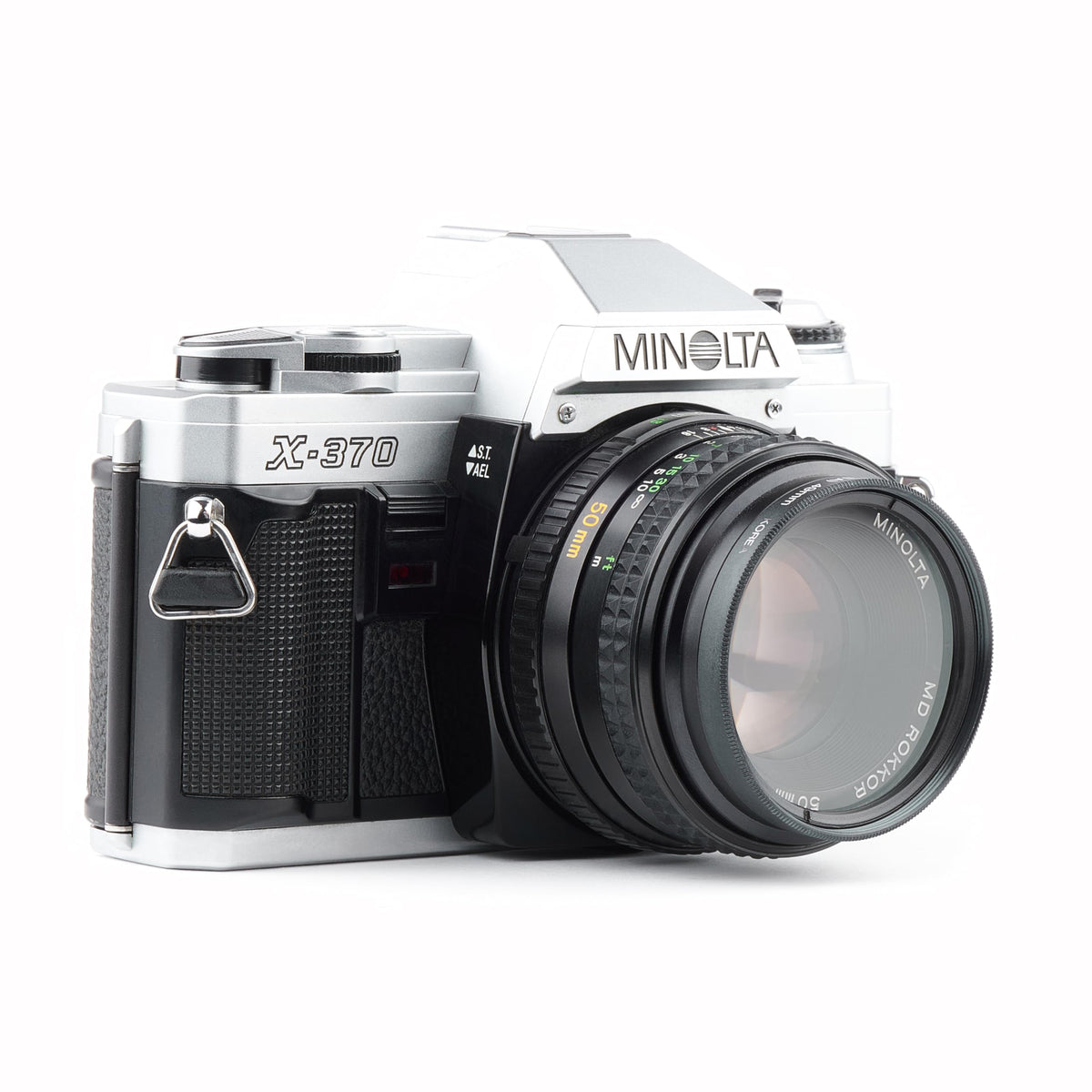 Minolta X-370 rear view reveals intuitive controls for quick manual shooting.