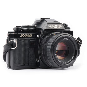 Minolta X-700 viewfinder with LED readout aids accurate exposure in changing light.