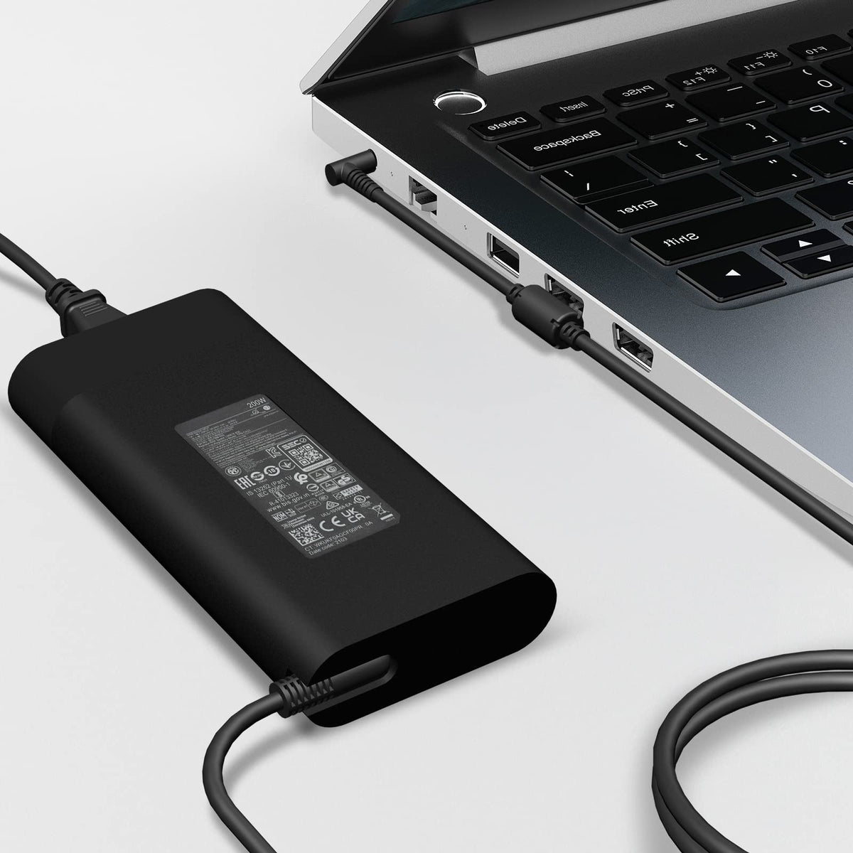 MOLIDZ in use with HP Omen laptop delivering reliable charging during gameplay