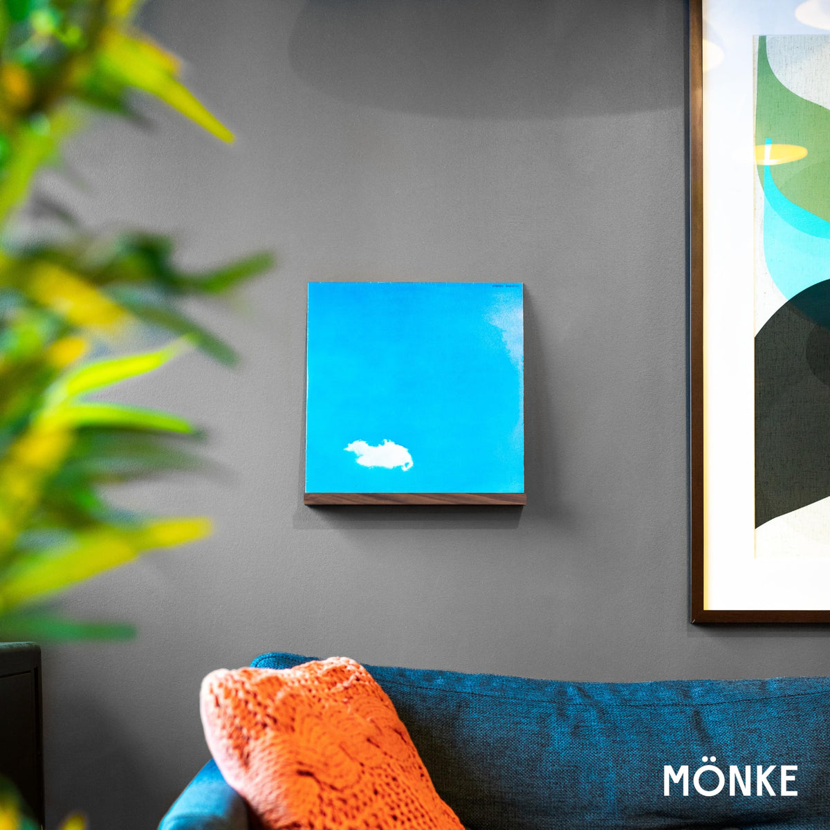 MÖNKE VRS2 solid pine wood shelf construction for durable display