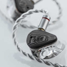 Moondrop Dusk 3.5mm analog jack demonstrates universal connectivity.