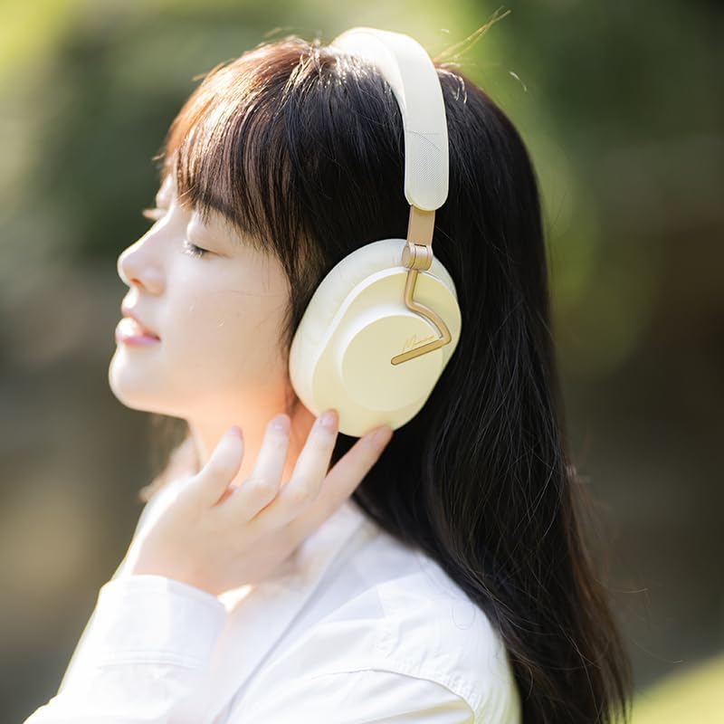 Moondrop Edge worn on commuter demonstrating noise isolation benefit