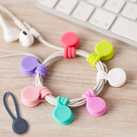 Motiloo rose red pack keeps keys and cords organized with a bright, cheerful touch