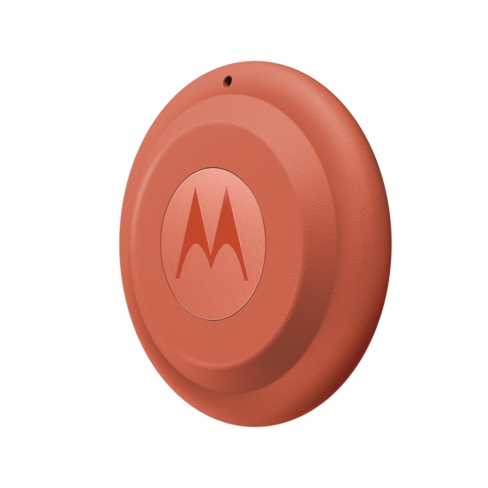 Motorola Moto Tag 2 inside a wallet showing scale and discreet carry benefit