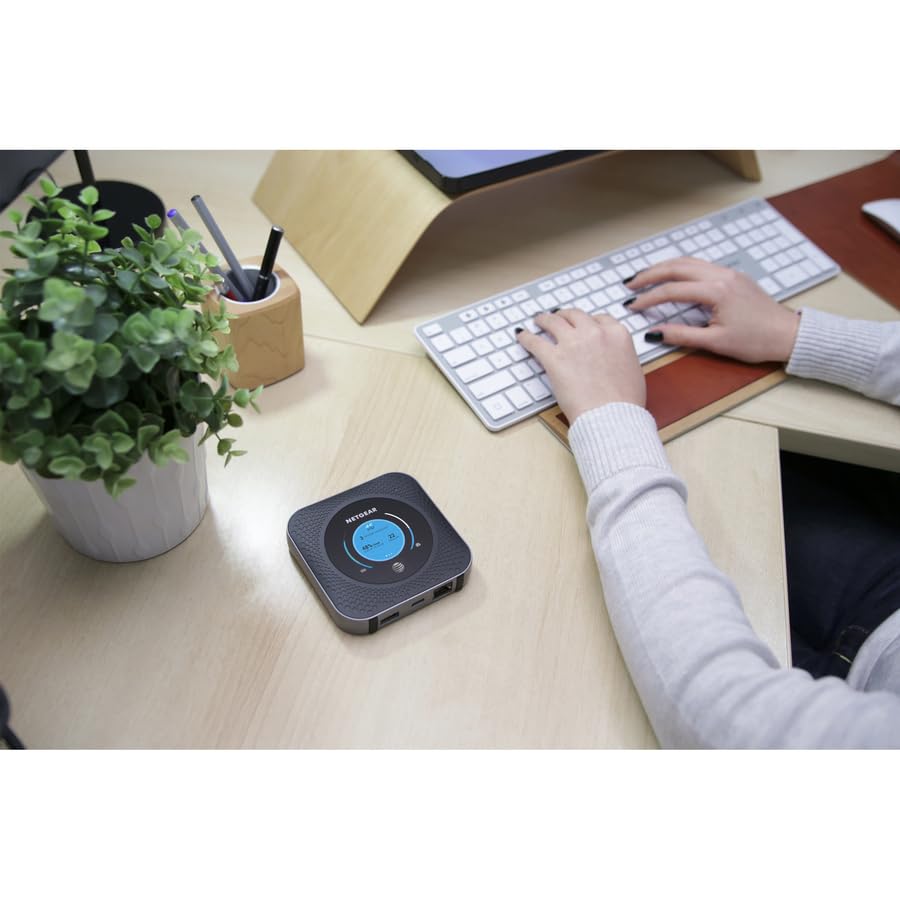 NETGEAR Nighthawk M1 battery life indicator highlights all-day portable internet.