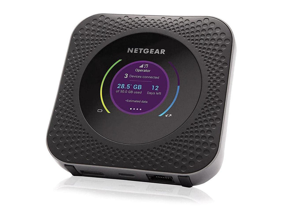 NETGEAR Nighthawk M1 front panel shows status for quick, reliable setup.