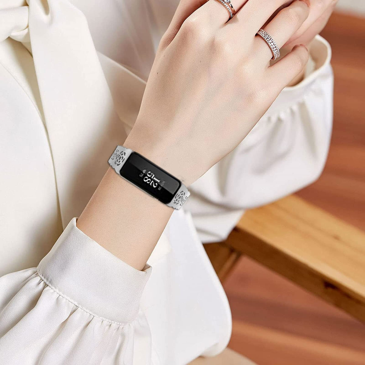 Nigaee band beside ruler showing length scale and adjustable sizing benefit