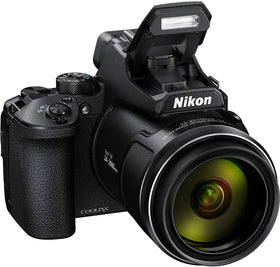 Nikon COOLPIX P950 vari-angle LCD supports flexible shooting angles.