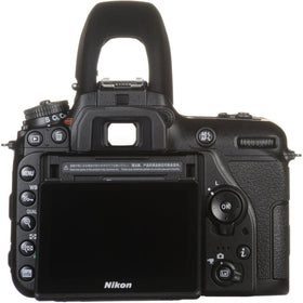 8 fps shooting helps capture fast action with clarity.