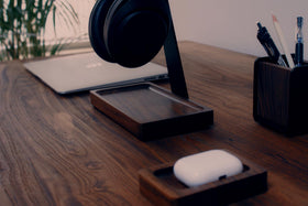 NIRVASH walnut stand gift-ready presentation for professionals and gamers.