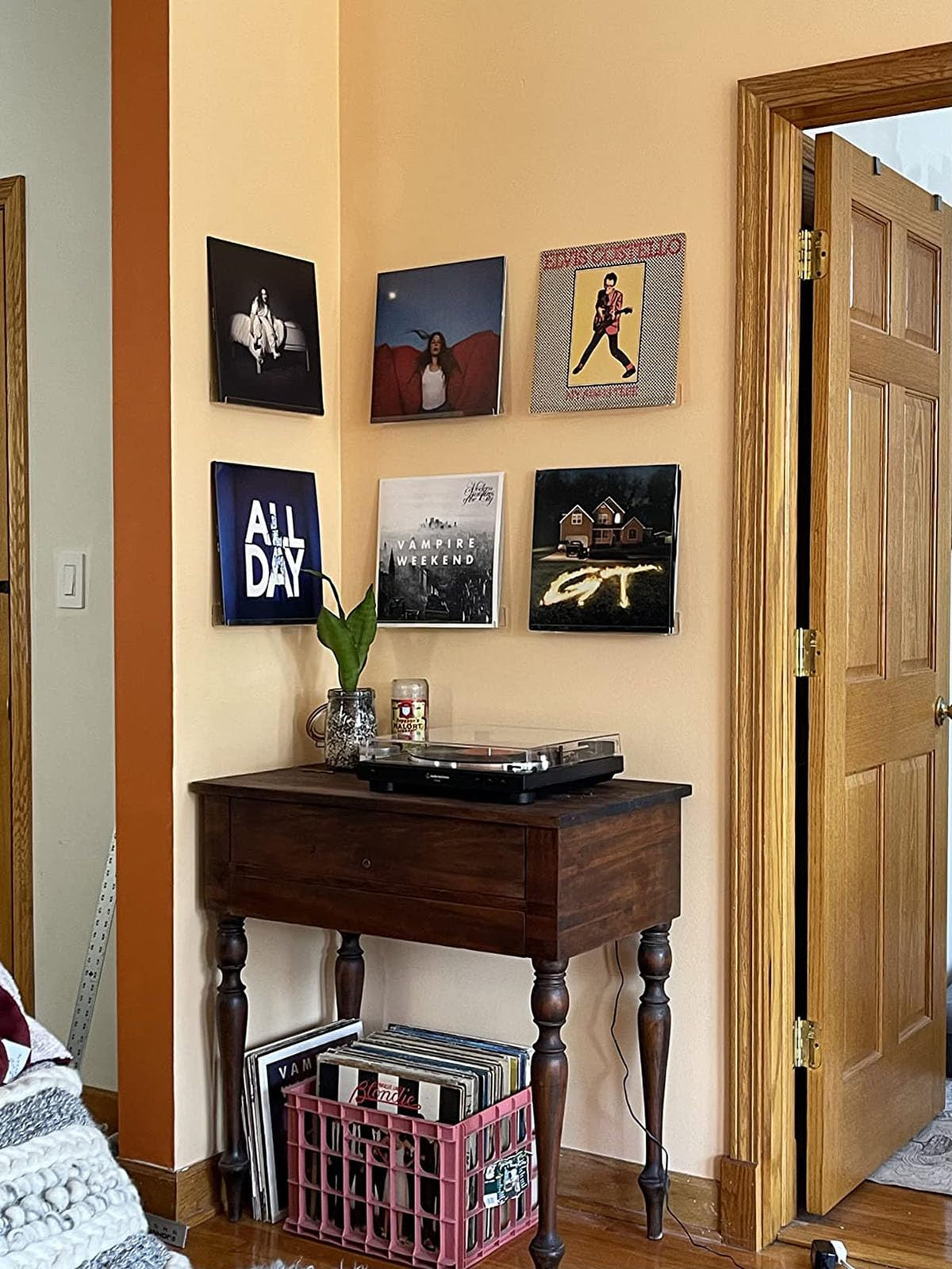 NIUBEE clear vinyl floating shelves add elegant decor to home or office.
