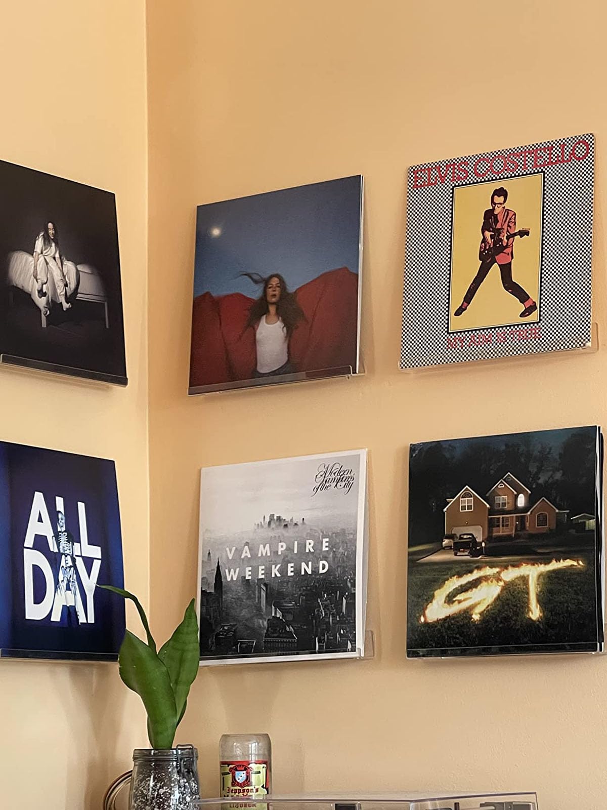 NIUBEE clear display highlights your favorite vinyl without art obstruction.