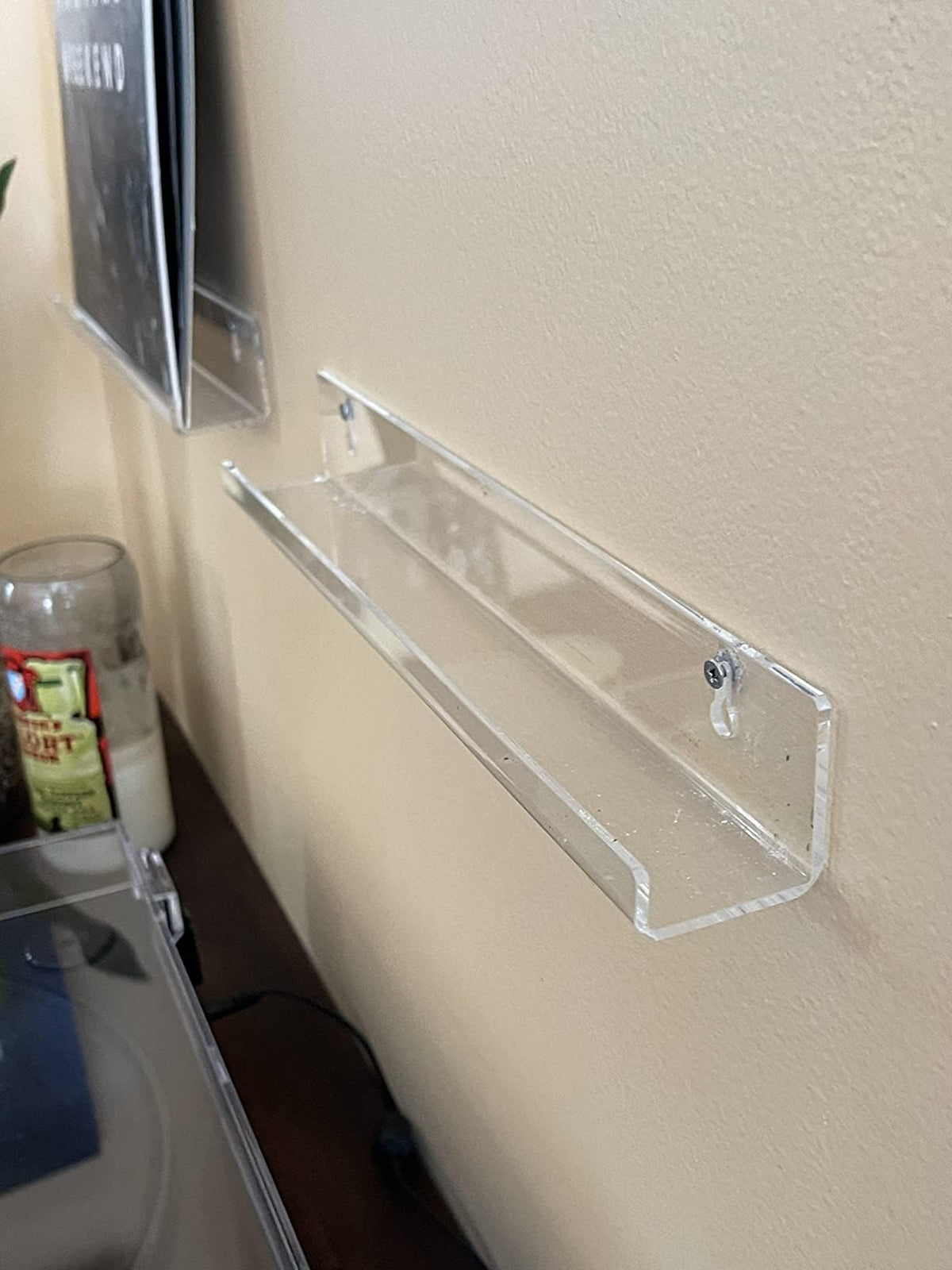 NIUBEE lightweight yet sturdy acrylic record holder for everyday use.