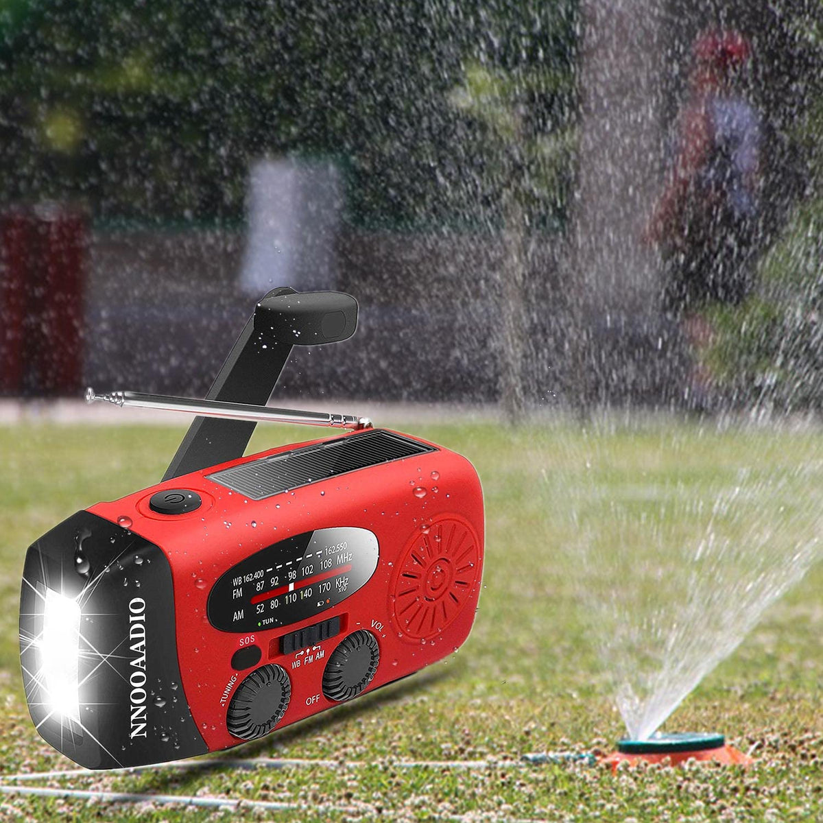 NNOOAADIO connected to smartphone to show emergency phone charging