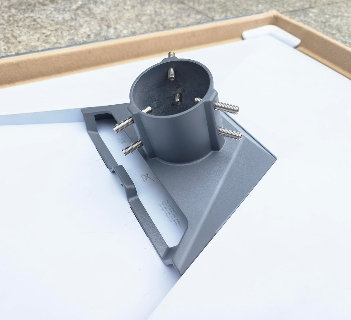NovaKits adapter mounted on pole demonstrating stable outdoor alignment on mast