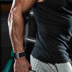 omee hand adjusting band showing easy fit customization benefit