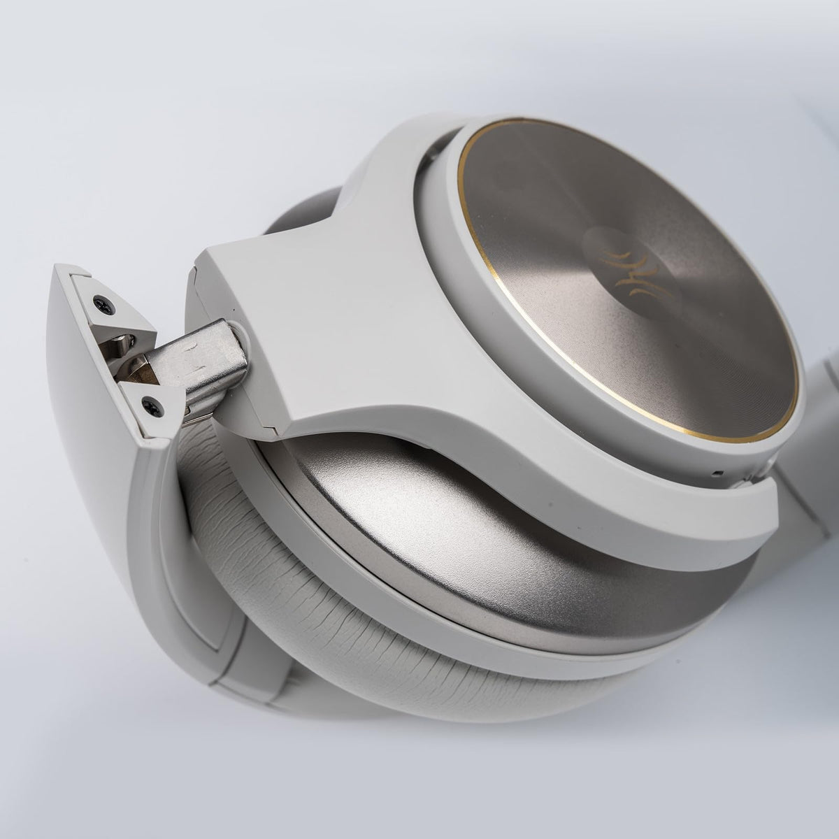 OneOdio Focus A10 travel-friendly case with foldable design for bags easily.