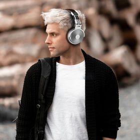 OneOdio headband detail showing aluminum fascia and adjustable fit for long-wear comfort