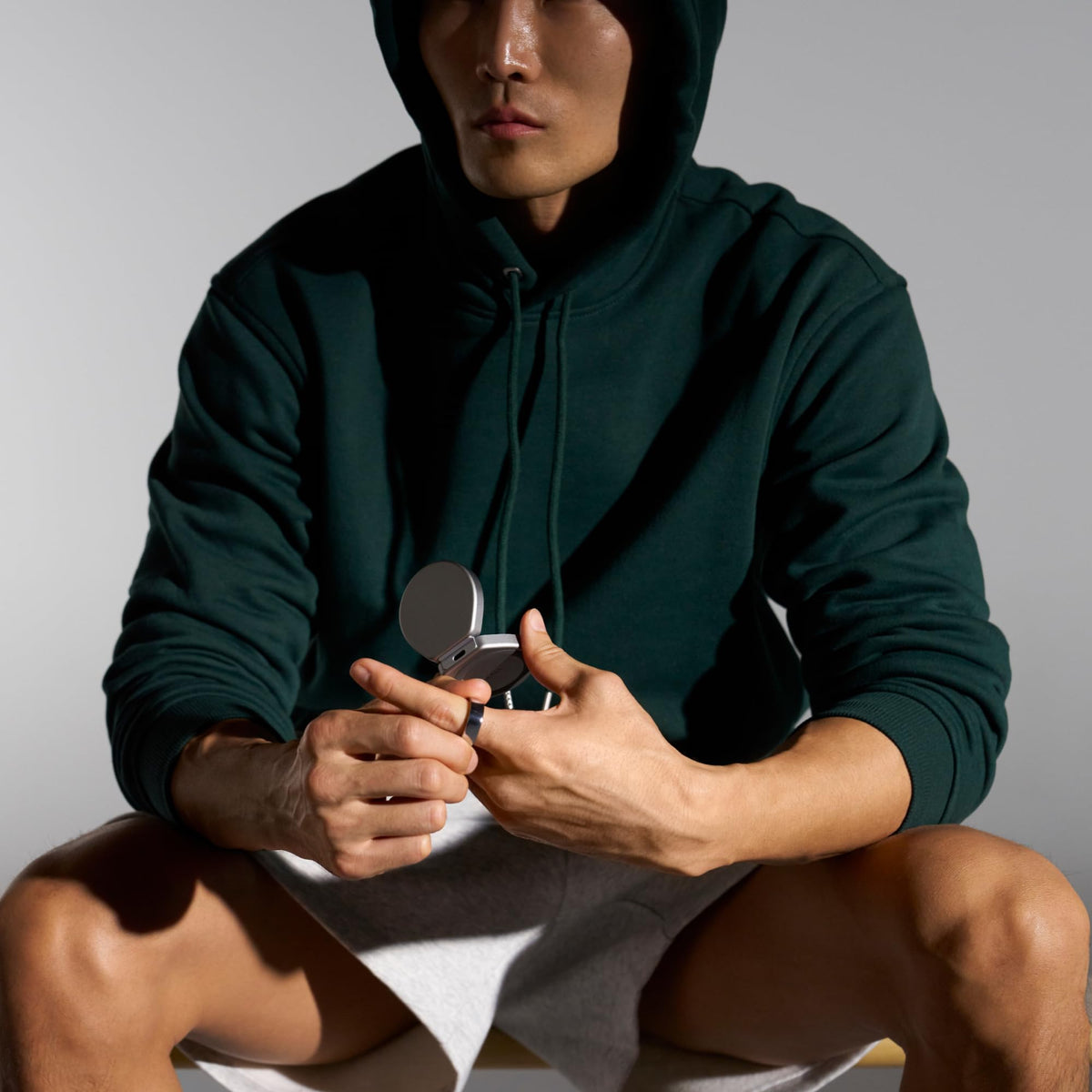 Oura Ring 4 charging case size-specific compatibility badge visible.