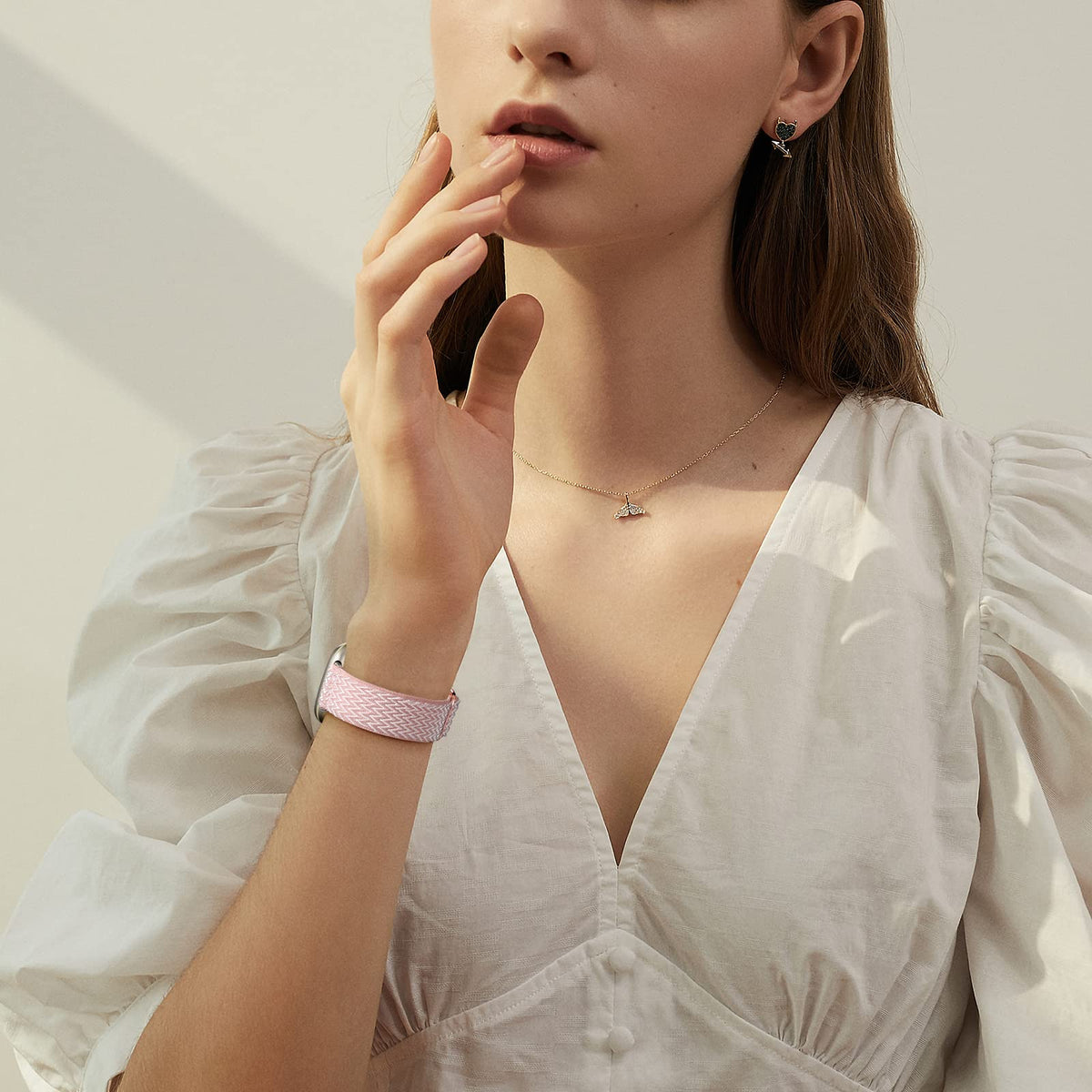 Ouwegaga band features easy-to-use connectors on both ends for a snug wear.
