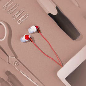 Panasonic ErgoFit RP-HJE120-R in busy commute aids focus with noise control.