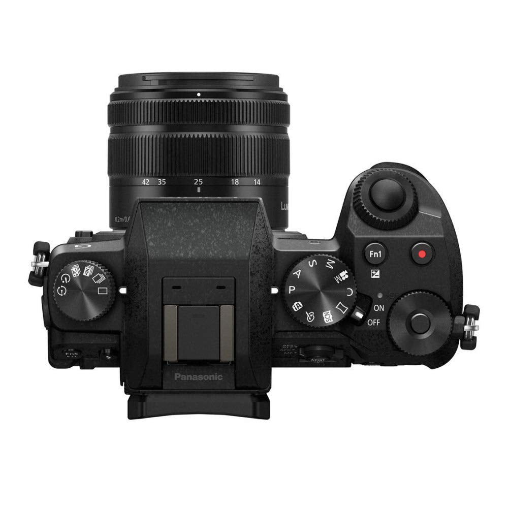Tilting LCD on G7 supports flexible shooting angles and easy framing.
