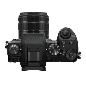 Tilting LCD on G7 supports flexible shooting angles and easy framing.