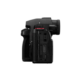 Panasonic LUMIX G9II Dual I.S. 5-axis stabilization enhances video stability.